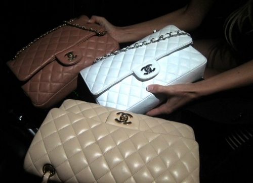 جبتلكم مجموعة شنط جميلة من chanel وبكل الالوان 21318168522