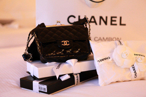 جبتلكم مجموعة شنط جميلة من chanel وبكل الالوان 81318165995