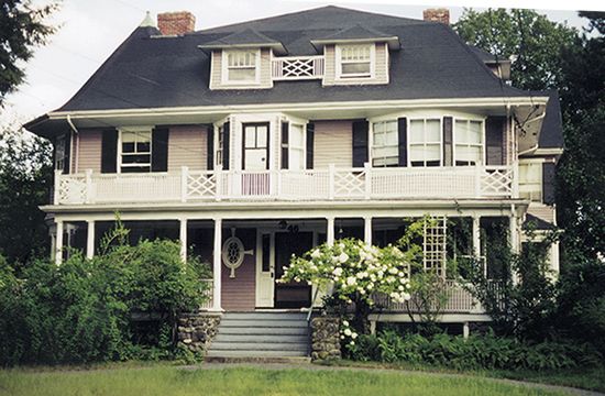 The entrance to the house and garden House1