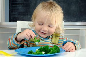 موقع حلو لتغذية الطفل Child-eating-broccoli-300x199