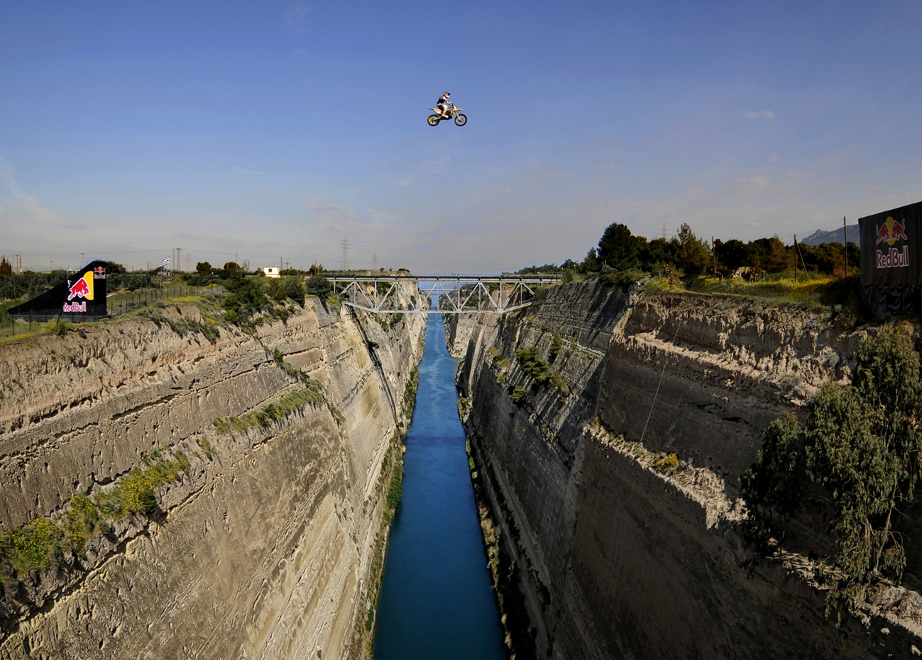   Poze Robbie Maddison sare peste Canalul Corint si stabileste un nou record mondial Robbie-maddison-sare-peste-canalul-corint-si-25b797aaff98be727-0-0-0-0-0