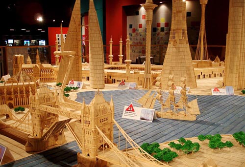 فنااااان وأعواد الاسنان ... Toothpick-city_1479831i