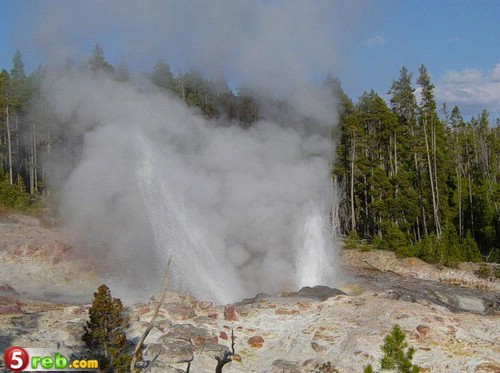     Steamboat_Geyser_at_Norris_Geyser_Basin_in_Yellowstone-750px