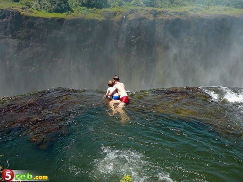 ||l°أخطر منطقة للسباحة في العالم شي خطيــــــر °l||l° 200802_borde-cataratas-victoria04