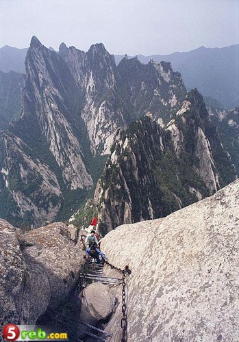 صورة رائعة لجبل هوا في الصين Pilgrims-climbing-750