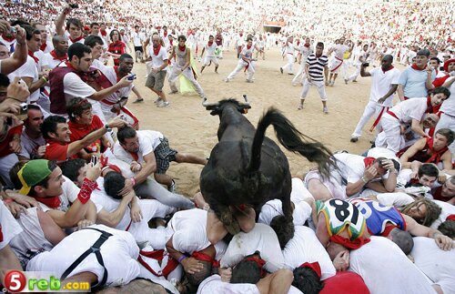 مهرجان الركض مع الثيران في أسبانيا  Article-1293038-0A5D7B56000005DC-439_964x623