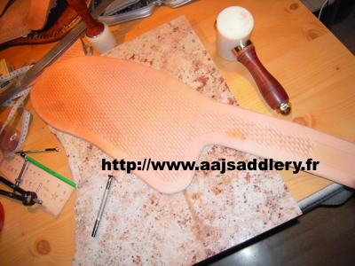 SELLE WESTERN - Les dessous de la fabrication d'une selle western (de qualité)  Deco_fender_2