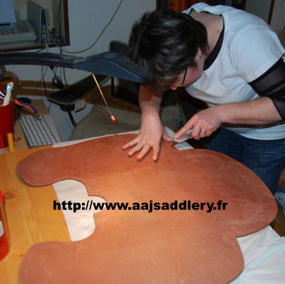 SELLE WESTERN - Les dessous de la fabrication d'une selle western (de qualité)  Fittage_seat