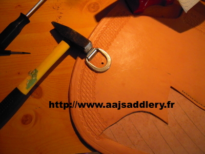 SELLE WESTERN - Les dessous de la fabrication d'une selle western (de qualité)  Pose_dee_3