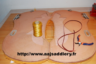 SELLE WESTERN - Les dessous de la fabrication d'une selle western (de qualité)  Prep_lacage_ar