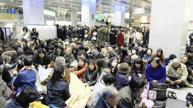 TERREMOTO Y TSUNAMI EN JAPÓN   Stranded%20people%20wait--644x362