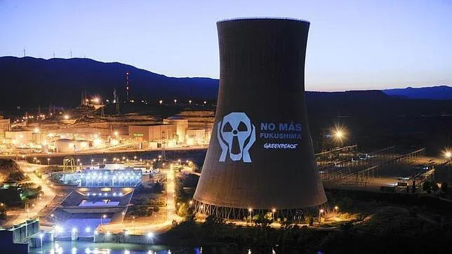 Greenpeace envía mensaje sobre centrales nucleares Asco-gp--644x362