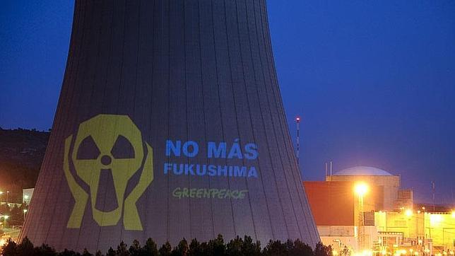 Greenpeace envía mensaje sobre centrales nucleares Cofrentes-gp--644x362