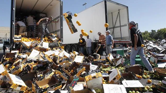 Vuelven los asquerosos franceses a pisotear la fruta española Agricultores--644x362