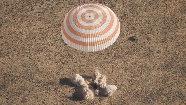 La Soyuz trajo de regreso de la Estación Espacial Internacional a los rusos Alexandr Samokutiáyev y Andréi Borisenko y al estadounidense Rolamd Garan Soyuz_1--644x362