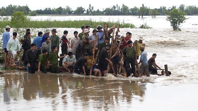 Mueren más de cien personas por el desbordamiento del río Mekong Rescuers--644x362