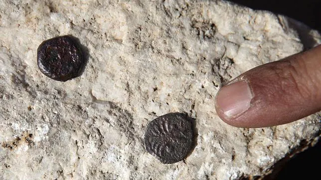 Han aparecido varias monedas acuñadas por el procurador romano de Judea, Valerius Gratus, en el año 17/18 a.C. Oejf--644x362