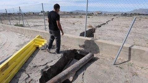 Aparece una grieta de 1,5 kilómetros en El Esparragal tras retirarse el agua Grieta-murcia--478x270