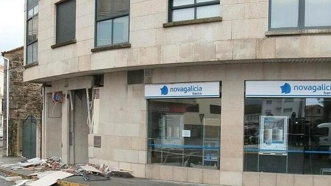 Potente explosión destroza parcialmente sucursal bancaria en Galiza Explosion-cajero-novagalicia--644x362