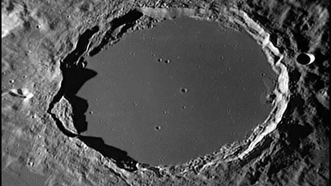 Las enigmáticas luces móviles de la Luna Plato_crater--644x362