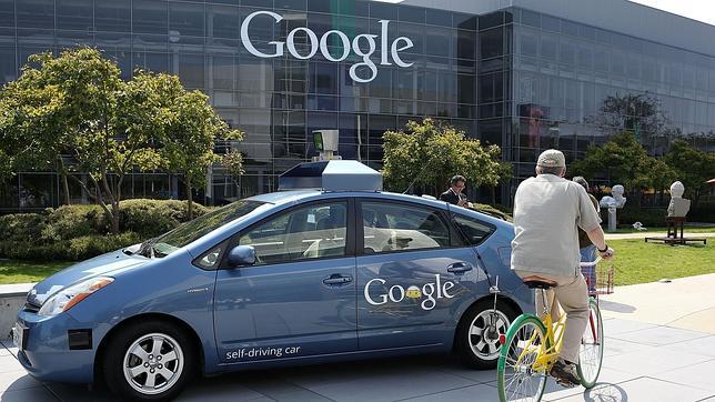 Tesla quiere crear con Google el primer coche comercial sin conductor  Self-driving-car-google--644x362