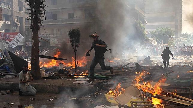 El Gobierno egipcio autoriza a la policía a utilizar fuego real contra ... Afp-egipto-muertes-mursi--644x362
