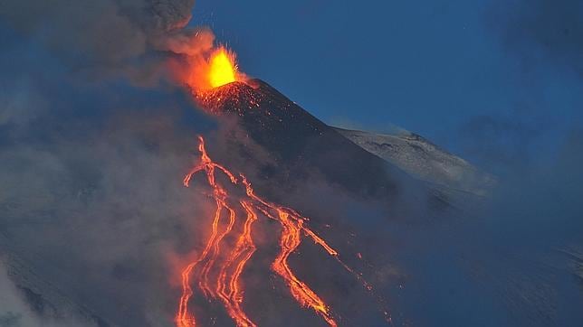 El volcán Etna ruge y vierte lava por la pared occidental Erupcion-etna--644x362