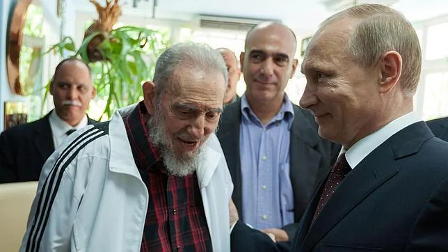 Rusia reabrirá una base de espionaje de la era soviética en Cuba Putin-fidel--644x362