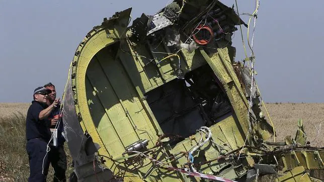 El avión de pasajeros derribado en Ucrania fue 'perforado por un gran número' de proyectiles. Expertos-investogan-avion--644x362