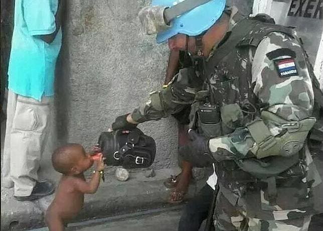 El gesto de un soldado con niño haitiano conmueve a la opinión internacional. Soldado-haiti--644x462