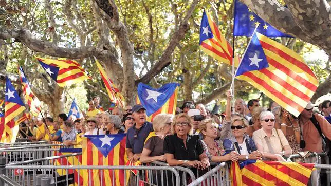 Una joven catalana quiere recoger 500.000 firmas para ilegalizar la «estelada» ESTELADA--644x362