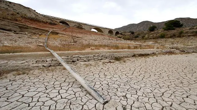 PARECE SER QUE DIOS SI EXISTE.-El caudal del Ebro empieza a descender en la capital aragonesa AMADORIOHOY--644x362