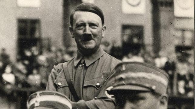 [Historia] Descubren que Hitler bombardeó sus propias ciudades para hacer «prácticas de tiro» Hitler--644x362