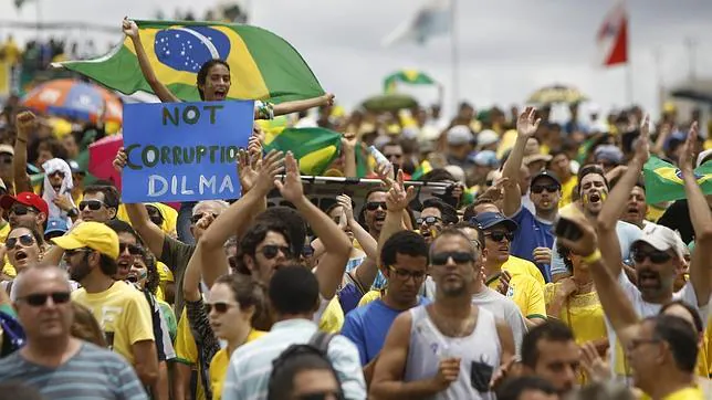 La petición de un golpe militar se abre paso en las marchas contra Rousseff 42119727--644x362