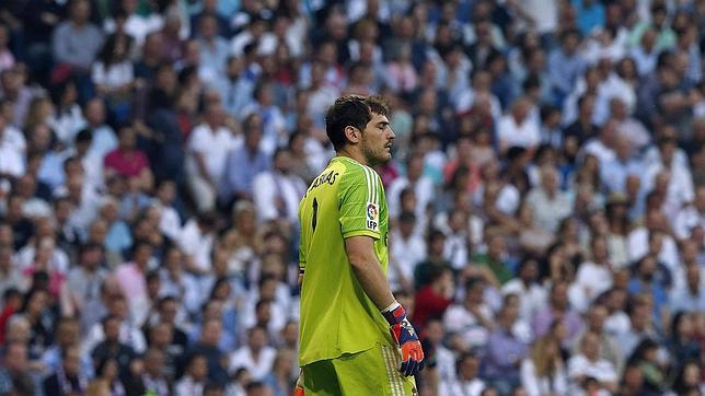Casillas se harta de los pitos y se encara con el Bernabéu Casillas--644x362