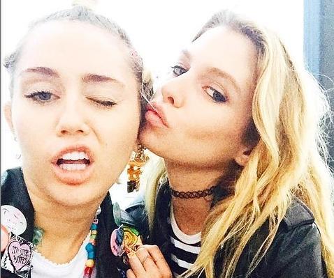 Miley Cyrus - Página 36 Miley-cyrus-stella-maxwell-novia--478x400