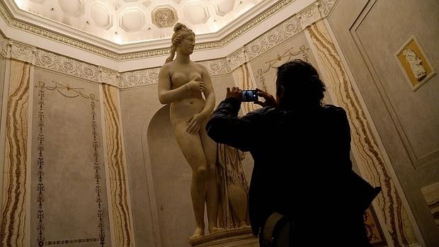 Roma tapa las estatuas con desnudos por la visita del presidente iraní   Roma--620x349