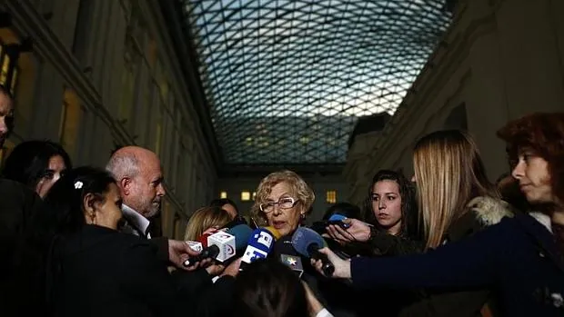 Admitida una querella contra Manuela Carmena por «fuga encubierta de capitales» Manuel-carmena--620x349