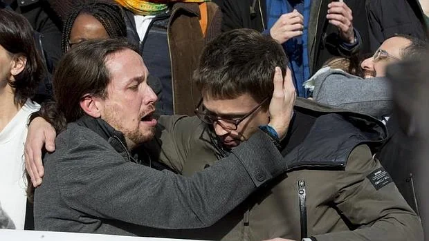 Pablo Iglesias rompe a llorar a la salida del Congreso tras ser recibido al grito de «Sí se puede» Pablo-iglesias-errejon--620x349