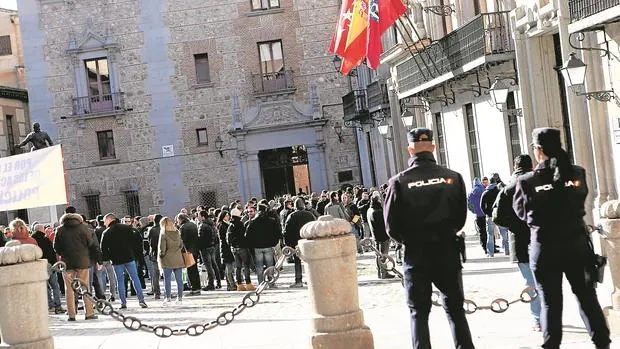 El edil Barbero, experto en escraches,  llama «fascistas» a sus policías por manifestarse contra él Ucs_plazavilla--620x349