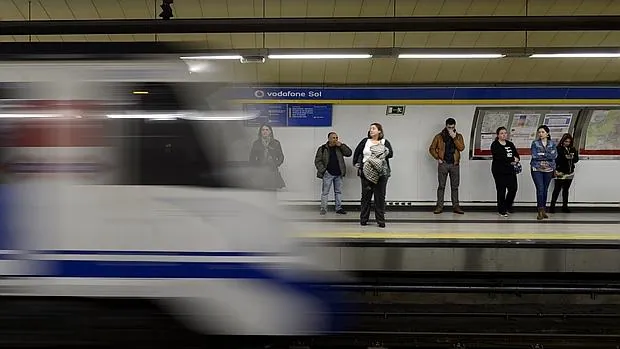 Cuatro jóvenes dan una brutal paliza a un policía nacional en el Metro y los dejan libres Metro--620x349