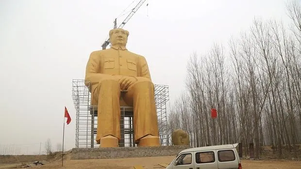 Capitalistas chinos honran al sanguinario Mao Zedong con una estatua dorada de 37 metros de altura Estatua-mao-china2--620x349