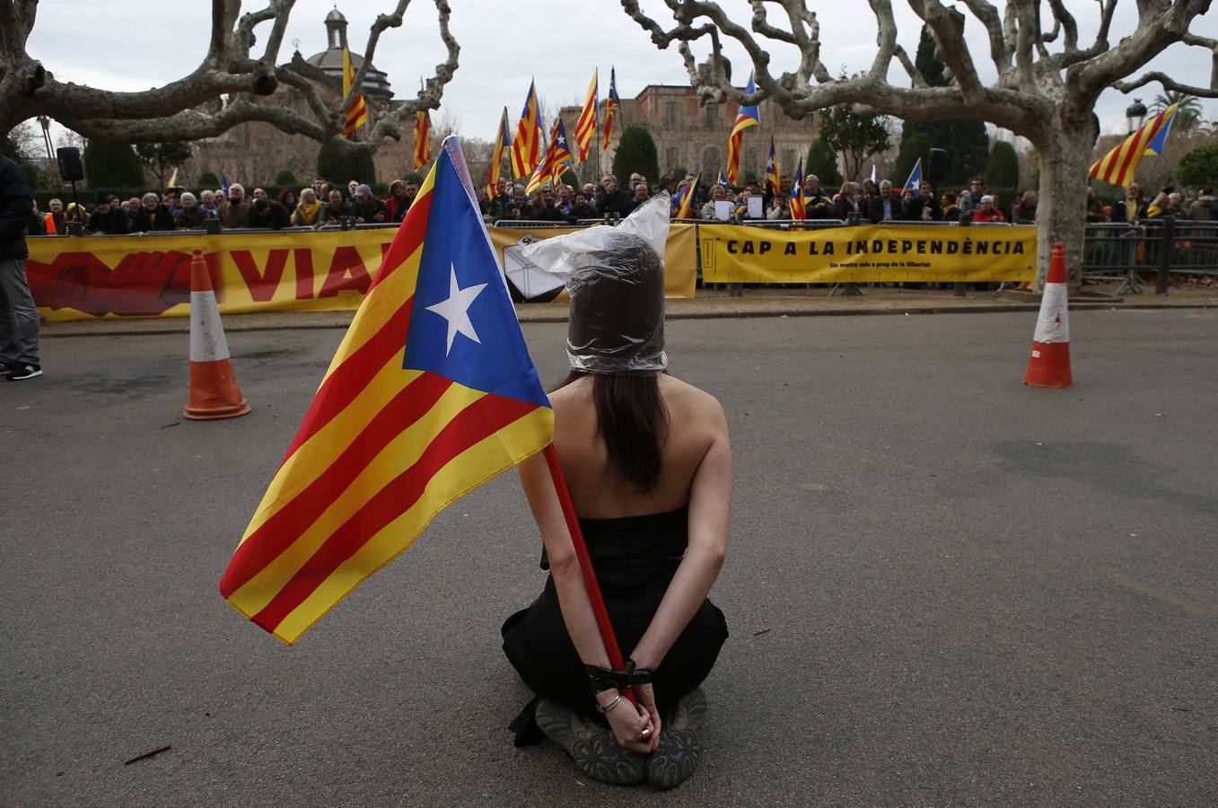 Frikismo independentista: una chica se asfixia y se ata por Cataluña a las puertas del Parlament Via-independencia