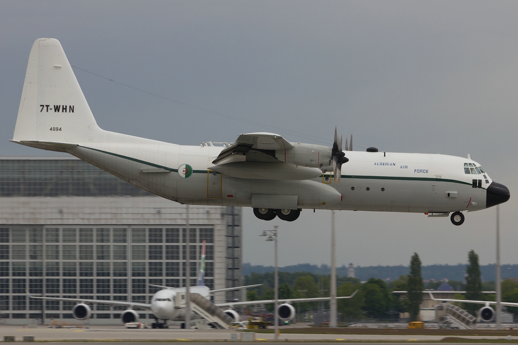 صور طائرات النقل والشحن الجزائرية [ C-130H/H30  /  Hercules ]  - صفحة 2 Forum_047t-whnlau48