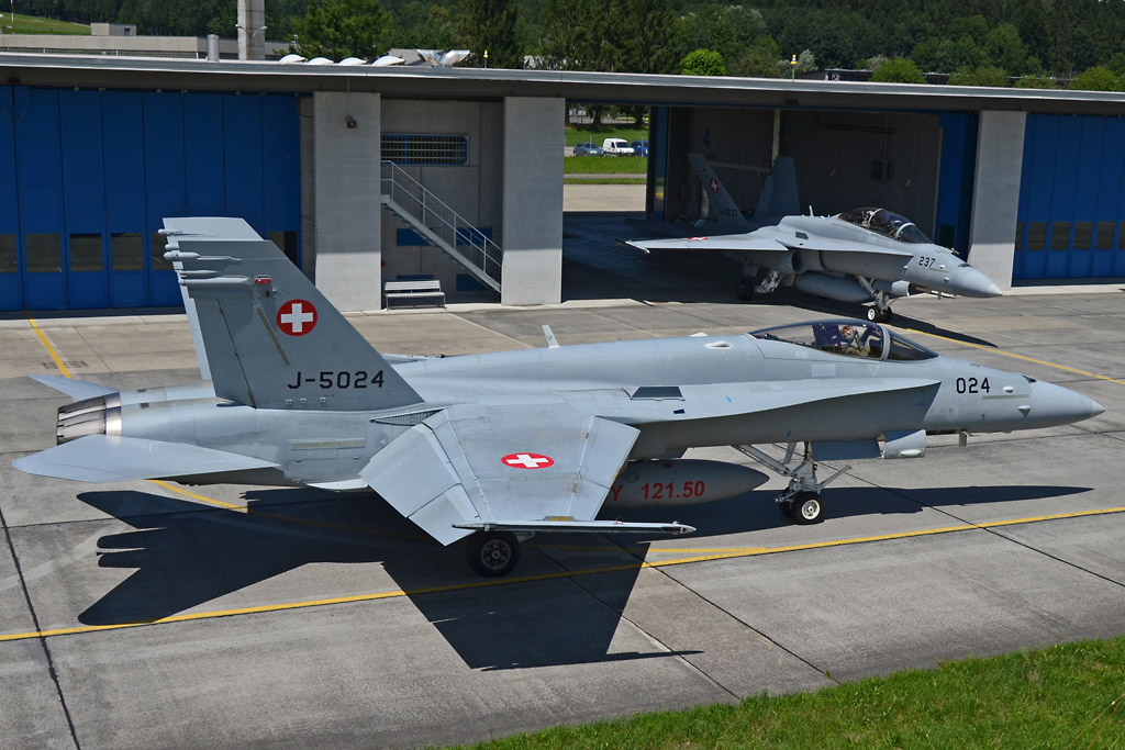 Buochs-Stans (LSZC) + Emmen Air Base (LSME) J-5024j-5237_1024hxuo2