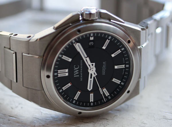 quelles montres sont designées de maniere a creer un ensemble boite/bracelet ? IWC-Ingenieur-40mm-watch-15