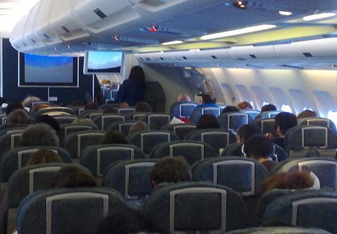 [Brasil] Vai viajar de avião? Tome cuidado com as doenças respiratórias Aeronave-interior-passageiros-aannews-28102013