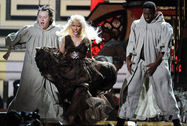 Nicki Minaj » Noticias - Página 11 Grammys-2012-nicki-minaj-performs-musical-exorcism-of-roman-holiday