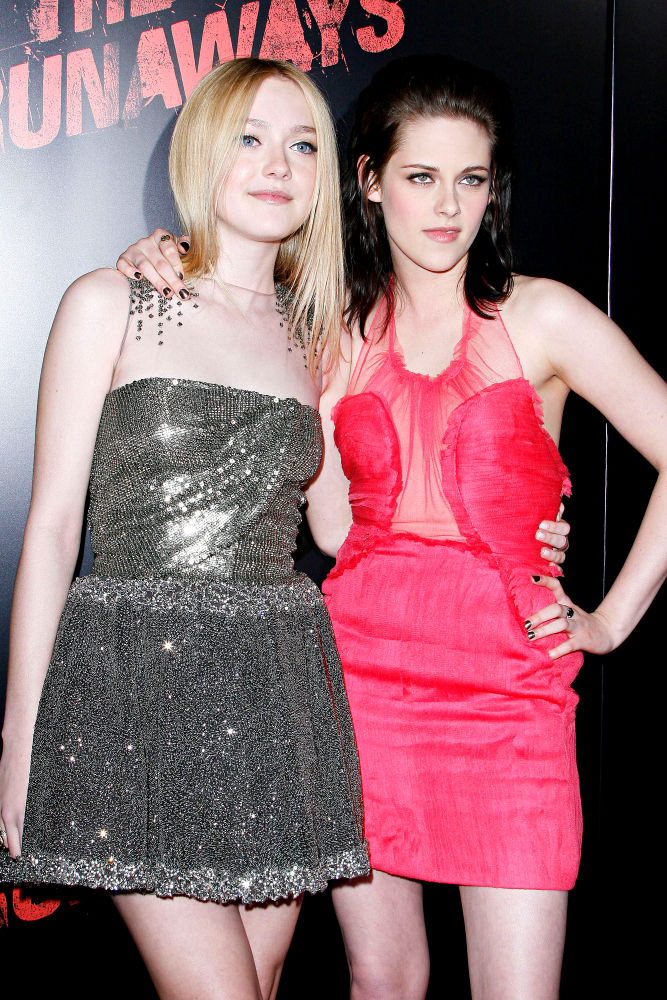 صور للفنانة الامريكية Dakota Fanning  DakotaFanning_KristenStewart_07_wenn5443696