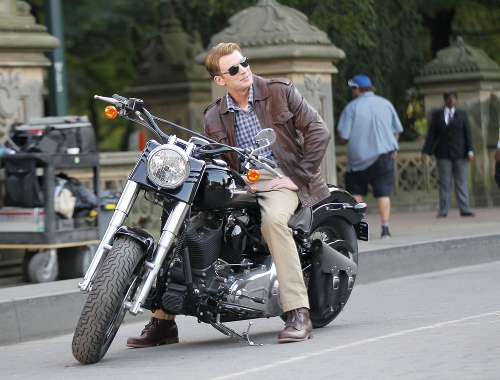 Forgatási Képek - Page 6 Chris-evans-the-avengers-shooting-on-location-01